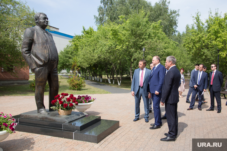 Отдельное внимание — памятнику основателю завода Николаю Парышеву