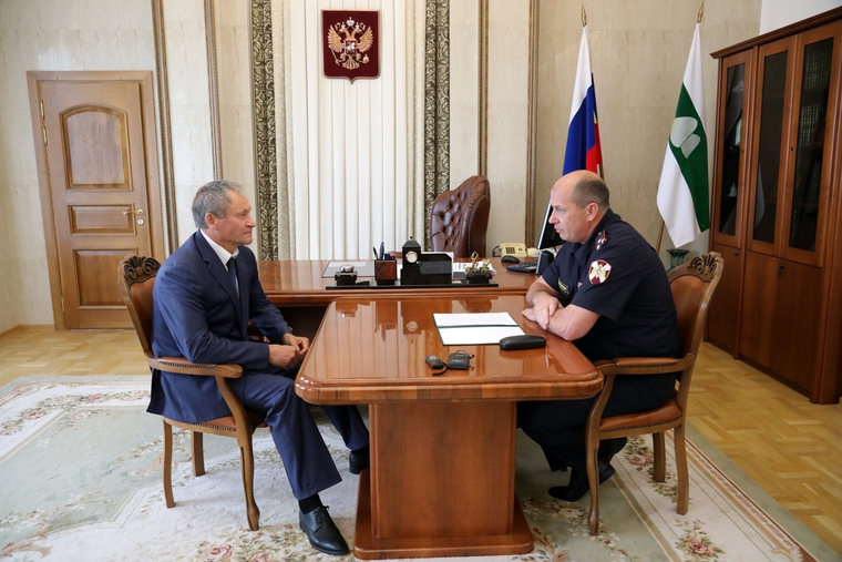 Андрей Быстров (справа) встретился с губернатором Алексеем Кокориным