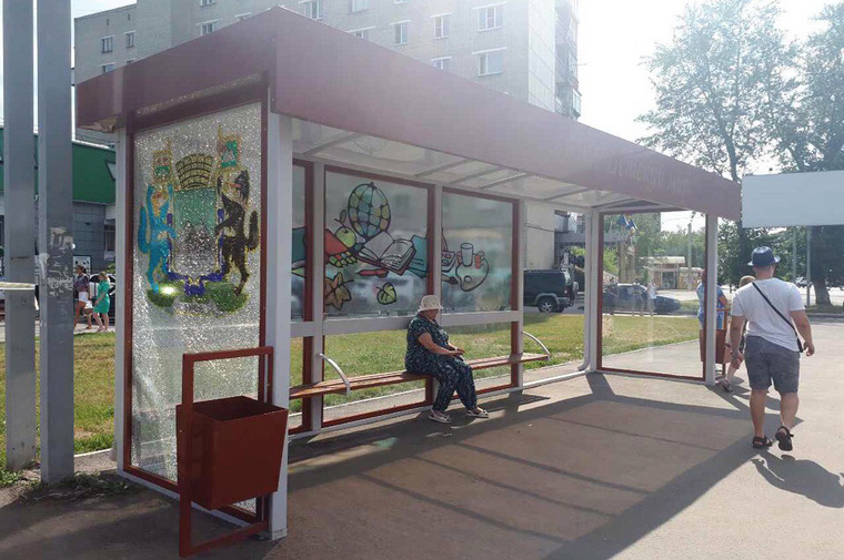 Вандалы умудряются разбивать даже антивандальные стекла
