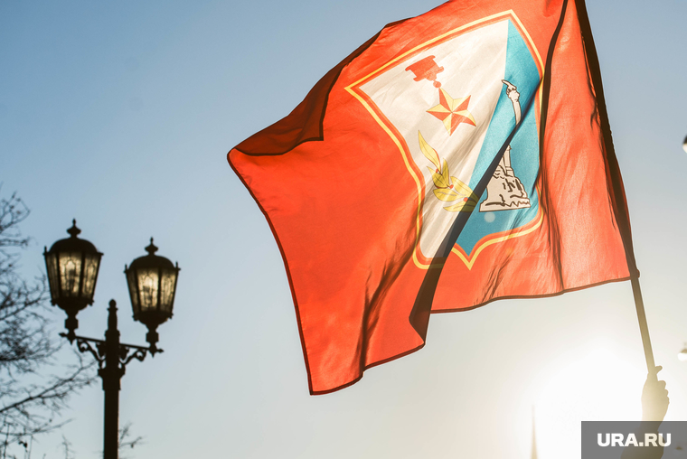 Митинг по случаю годовщины  присоединения Крыма к России. Екатеринбург, крым наш, флаг