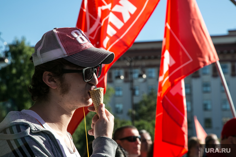 Митинг против пенсионной реформы и выступление театра в рамках фестиваля "Сны улиц". Тюмень
, кпрф, мороженое, флаги, молодежь