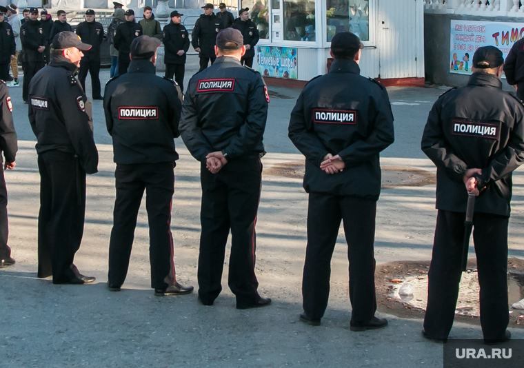 Несанкционированное шествие оппозиции у кинотеатра Россия. Курган