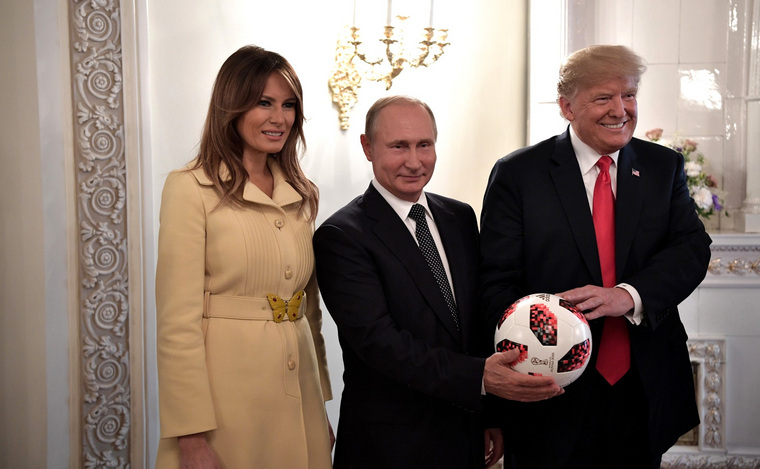 Мяч с символикой чемпионата мира по футболу был вручен Дональду Трампу в Хельсинки