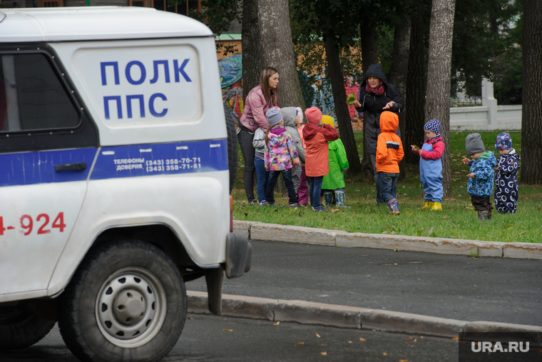 Последствия пожара в кино-концертном театре "Космос". Екатеринбург, прогулка, полк ппс, дети, охрана правопорядка