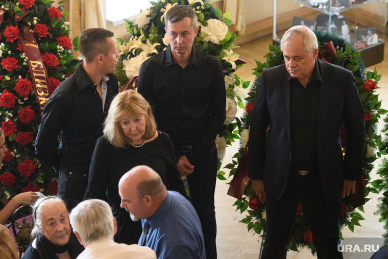 Пришедшие попрощаться высказывают соболезнования родным Яковлева