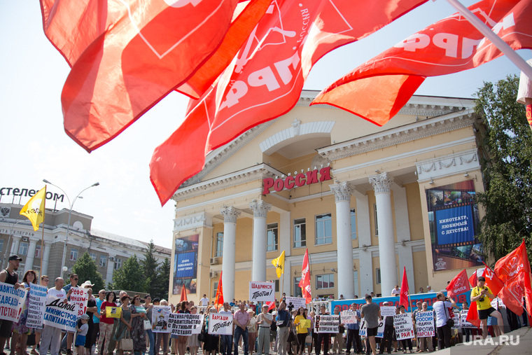 Митингующие собрались, несмотря на знойную погоду