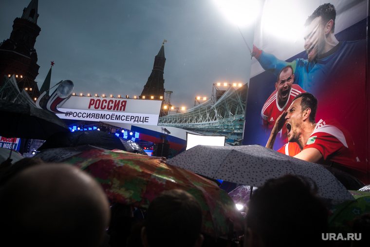 Концерт на Манежной площади Россия в моем сердце", посвященный спортивным победам России в 2018 году. Москва
, зонтик, кремль, россия в моем сердце, дождь, сборная россии по футболу фото