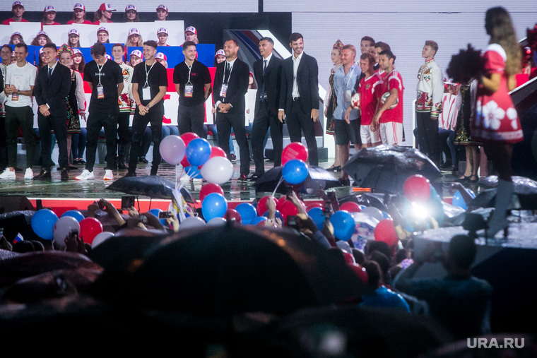 На сцену вышли не только футболисты, но и участники Олимпиады в Пхенчхане