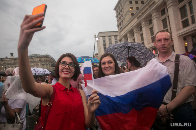 Тысячи россиян переждали дождь под зонтами и продолжили веселиться