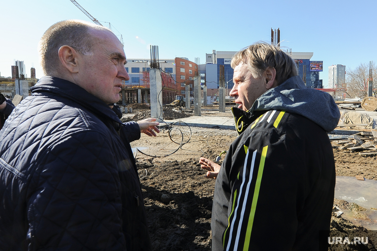 Борис Дубровский (слева) просит депутатов помочь деньгами Алексею Наговицыну (справа)