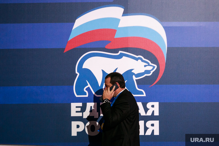 XVII съезд партии "Единая Россия", второй день. Москва, логотип, единая россия, говорит по телефону, едро, делегаты съезда, XVII съезд
