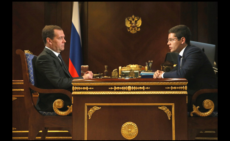 Дмитрий Медведев (слева) и Дмитрий Артюхов провели рабочую встречу