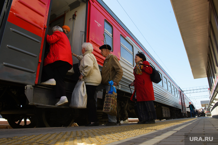 Железнодорожный вокзал Екатеринбурга, поезд, перрон, электричка, железнодорожный транспорт, пассажиры, поездка