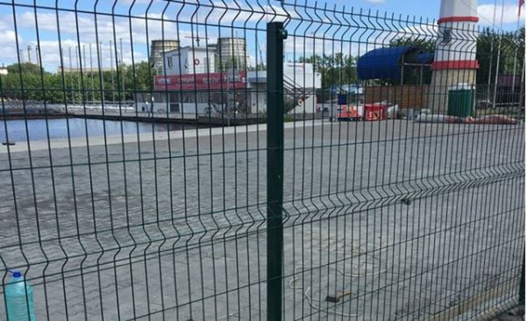 Екатеринбуржцы утверждают, что забор был установлен на набережной незаконно