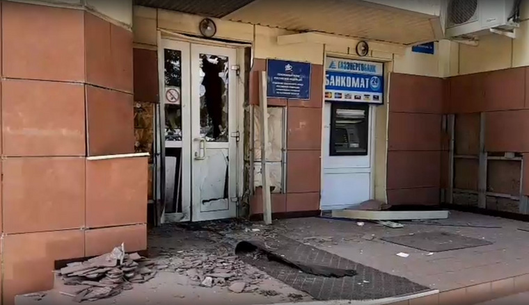 Неизвестные взорвали дверь в здание Пенсионного фонда