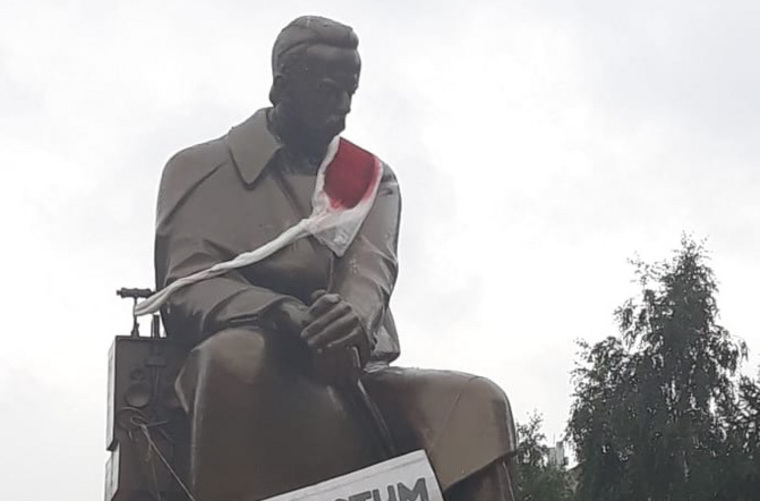 На памятниках в центре Екатеринбурга появились «окровавленные» бинты