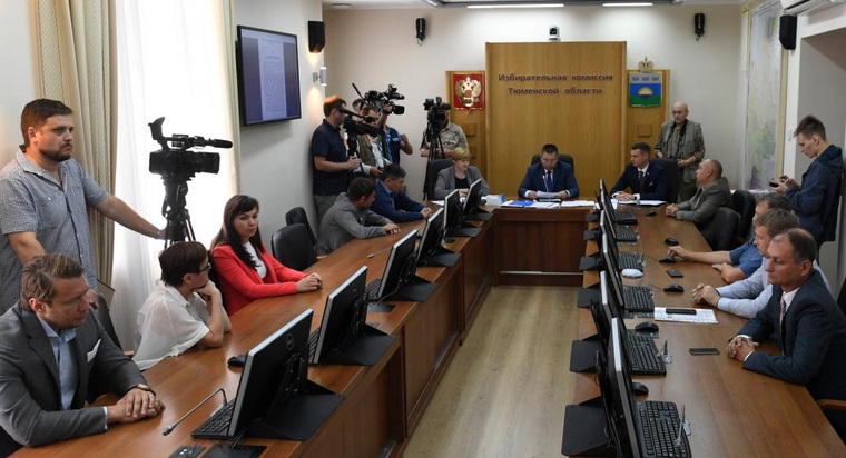 До участия в выборах губернатора Тюменской области региональный избирком допустил четырех из пяти претендентов