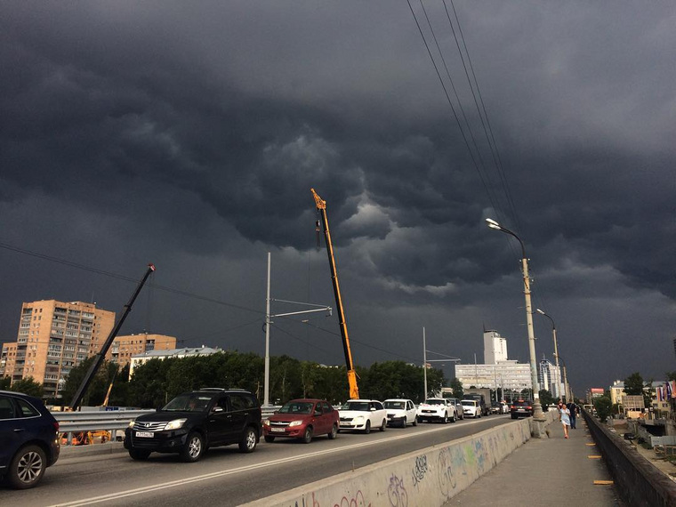 За несколько минут до урагана небо над Екатеринбургом почернело