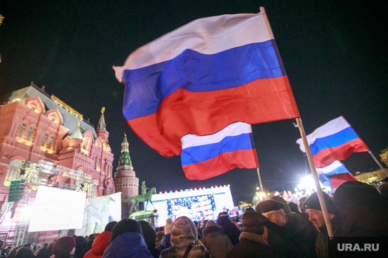 Митинг-концерт "Россия. Севастополь. Крым." в честь 4-ой годовщины присоединения Крыма. Москва, российский флаг, триколор, флаг россии, манежная площадь