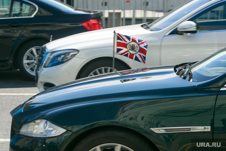 Въезд президентского кортежа в Боровицкие ворота Кремля перед инаугурацией Президента России Владимира Путина. Москва, автомобили, флаг великобритании, английский флаг