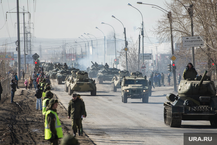 Первая репетиция юбилейного Парада Победы в Екатеринбурге на 2-ой Новосибирской, военная техника, армия, репетиция, танк