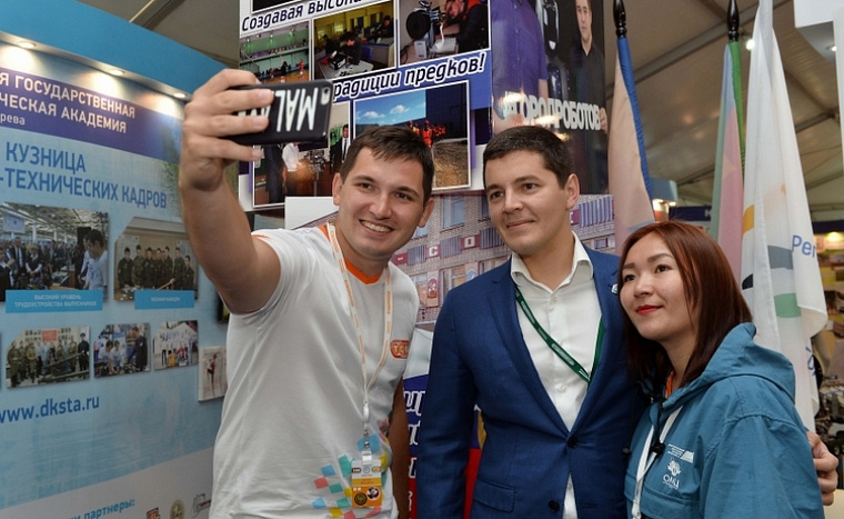 Врио губернатора Ямала Дмитрий Артюхов (в центре) ответил просто и по делу
