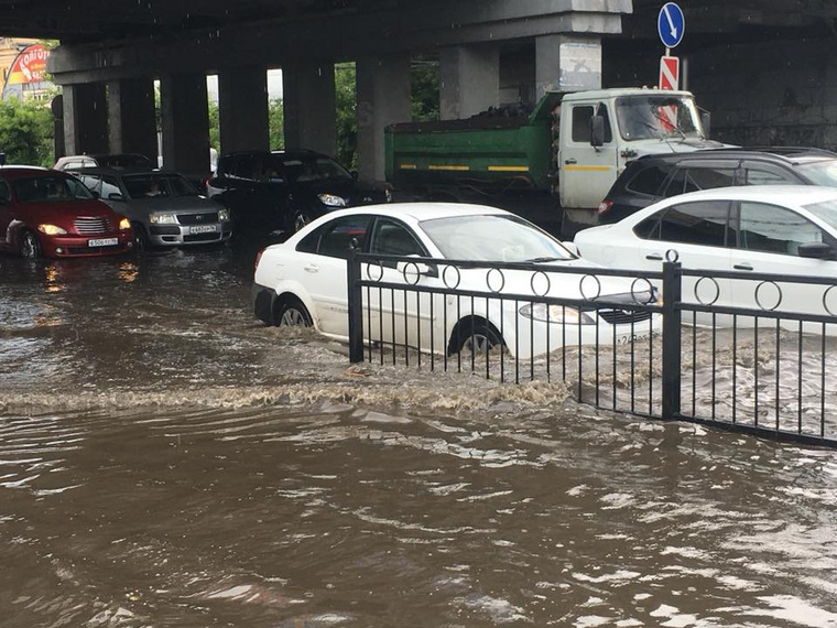 Дороги Екатеринбурга вновь оказались затоплены