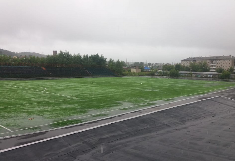 В дождь футболистам вряд ли будет удобно играть на таком поле