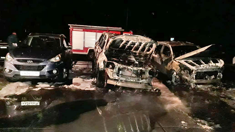 При поджоге сгорели три машины