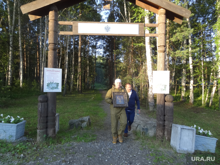 Посетители Поросенков Лог во время крестного хода, ворота, мемориал романовых, поросенков лог