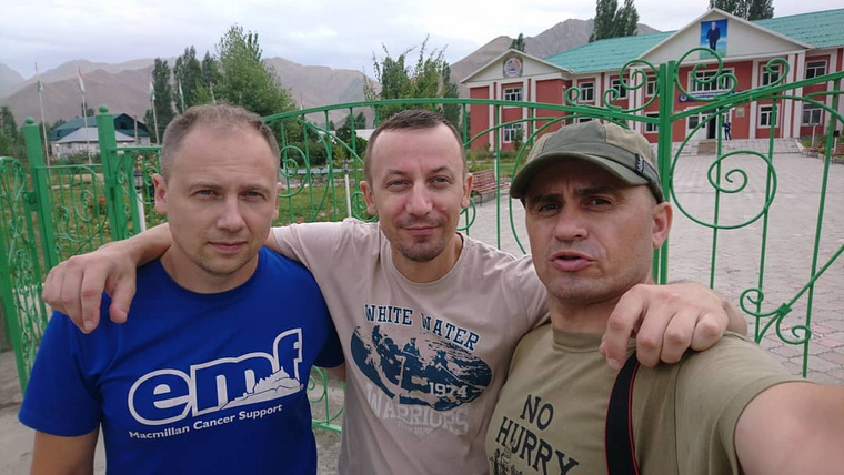 Руслан Тараканов (справа) выложил фото из Таджикистана 27 июля, а сегодня под постом появились соболезнования