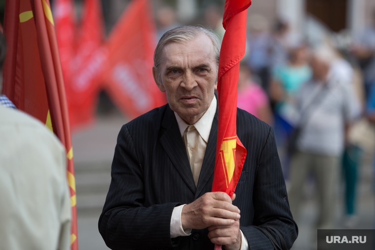 Митинг КПРФ против действующей власти и пенсионной реформы. Курган, пенсионер, мужчина с флагом