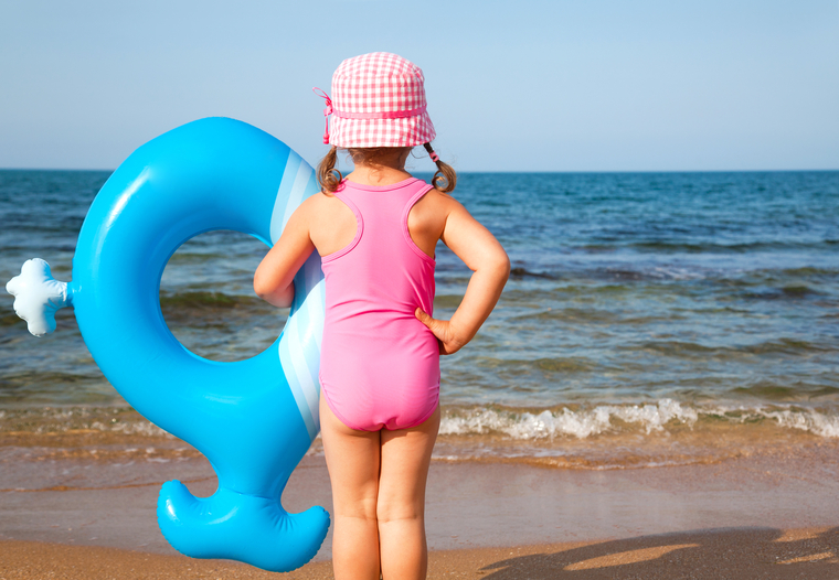 Клипарт depositphotos.com, море берег, пляж, ребёнок на берегу, резиновый кит, синий кит