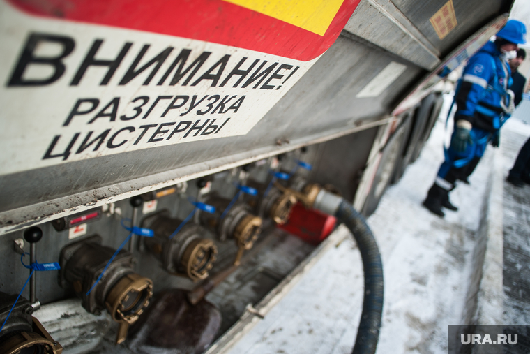 Процесс контроля качества топлива на АЗС "Газпромнефть". Екатеринбург, бензин, азс, внимание разгрузка цистерны