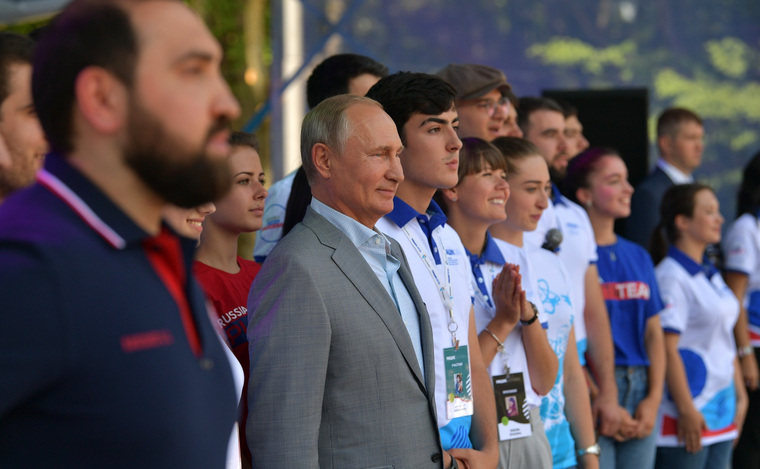 Президент пообщался с участниками форума