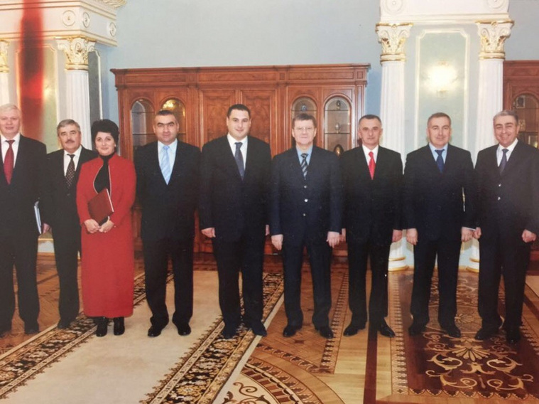 Еще одно фото на память о совместной работе Кокоева (четвертый слева) с влиятельными силовиками России