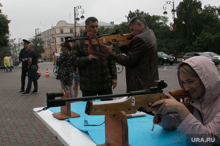Несмотря на некоторое напряжение, сложившееся на площади, до стрельбы дело не дошло