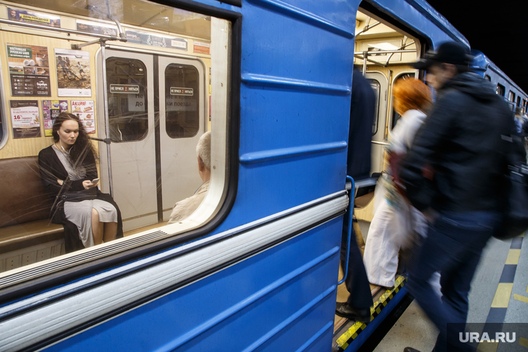 Екатеринбургский метрополитен. Екатеринбург, общественный транспорт, метро, метрополитен, прибытие поезда, геологическая станция, пассажир