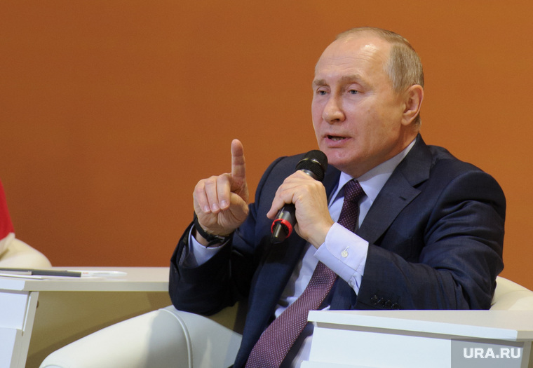 Визит Президента РФ Владимира Путина на "VI Всероссийский форум рабочей молодёжи". Екатеринбург, путин владимир, 2018, указательный палец вверх