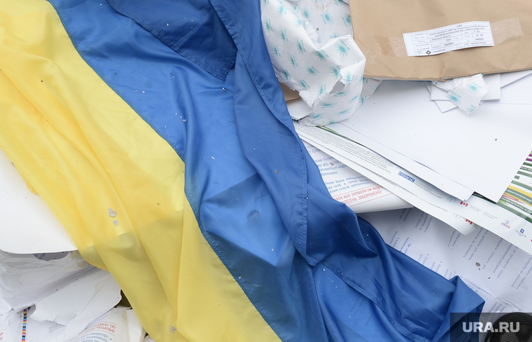 Выборы президента Украины. Уничтожение бюллетеней. Донецк, флаг украины, бумаги