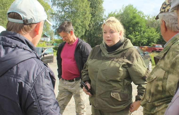 В центре — координатор поиска, руководитель поискового отряда «Прорыв» Наталья Волкова