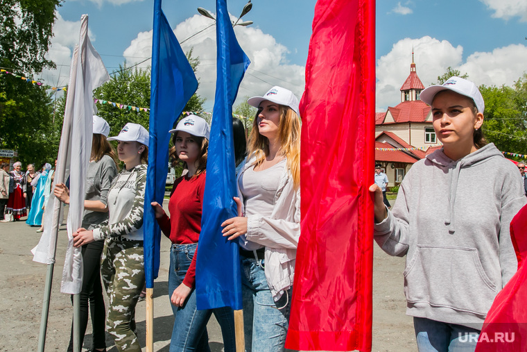 Празднование Дня России. Курган, волонтеры с флагами
