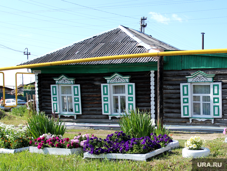 Свалки мусора
Курган, деревянный дом, клумбы с цветами, частный сектор
