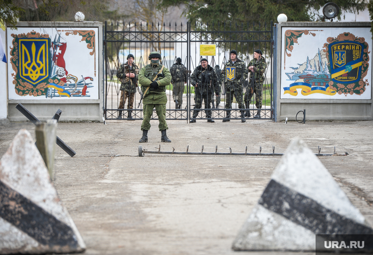 Неопознанные войска в Крыму. Украина. Севастополь, ворота закрыты, войска, герб украины, вежливые люди