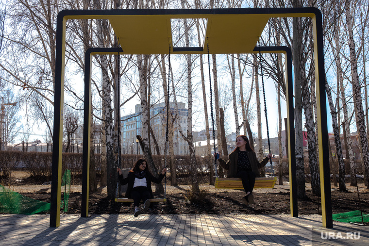 Скейт-парк около Дворца Молодежи. Екатеринбург, подростки, девочки, качели, весна