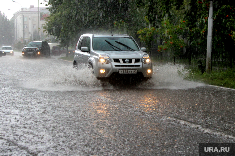 Дождь
Курган, автомобиль в луже, дорога затоплена, дождь