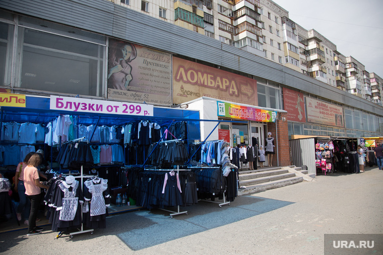 Продавцы закрытого «Детского мира» теперь торгуют на улице