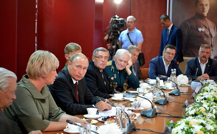 Встреча президента Путина с поисковиками и ветеранами была приурочена к 75-летию Курской битвы