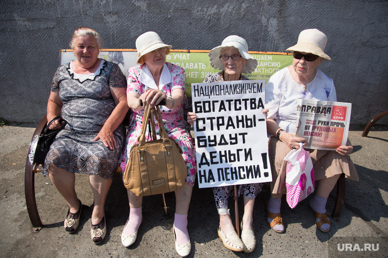 Митинг КПРФ против действующей власти и пенсионной реформы. Курган, бабушки на митинге, бабушки на скамейке, плакат, пенсионная реформа, женщины на лавочке