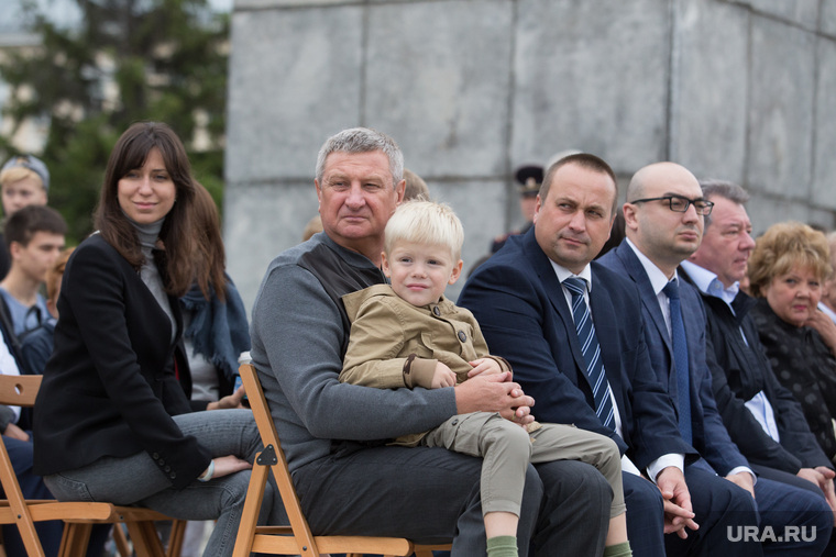 Сергей Муратов пришел посмотреть на представление с внуками